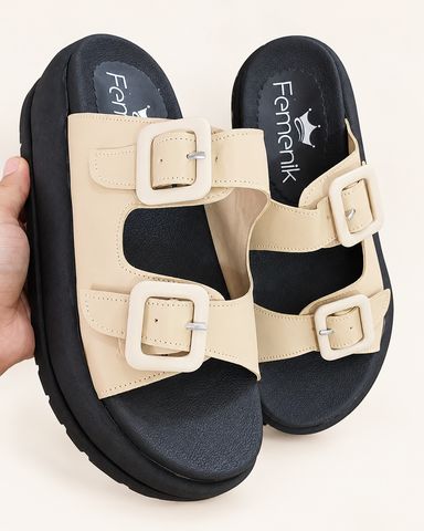 Sandalia crema con dos hebillas