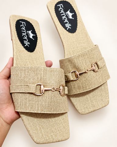 Sandalia beige con hebilla dorada