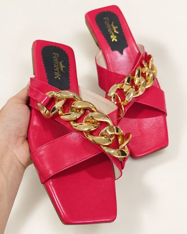 Sandalia roja con cadena